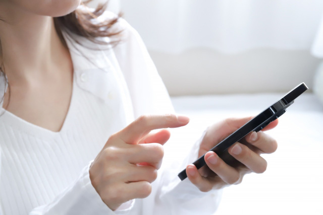 スマホを操作するイメージ